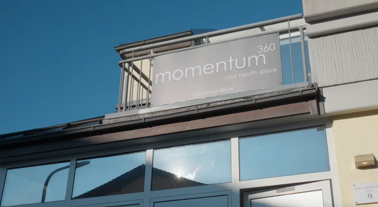 Fassade des momentum360 mit dem Schild „your health space“